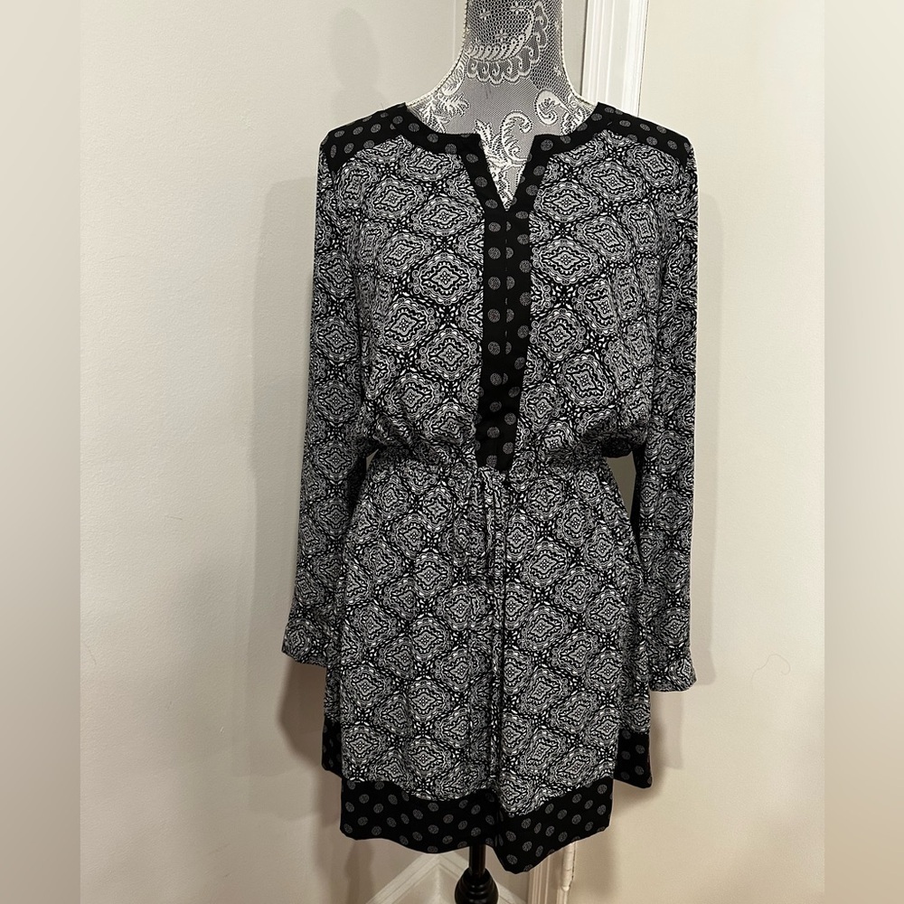 Casual Black and White Geometric Paisley Print Dress. Medium. Dot Pattern Trim.